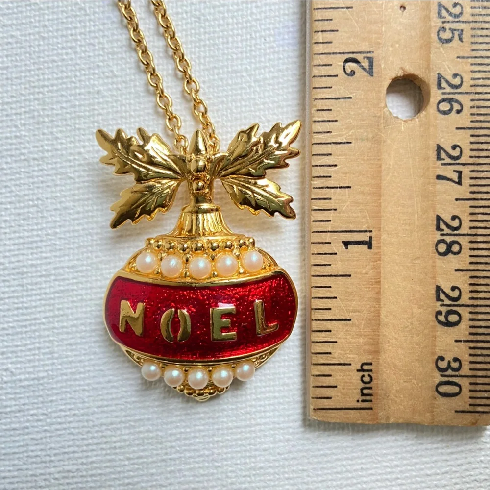 Avon Noel Christmas pendant necklace in goldtone with faux pearls and red enamel - Picture 8 of 10
